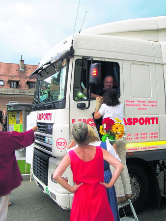 neumarkt - Der Mautflchtling aus Italien wurde mit Blumen in Neumarkt begrt. Foto: Perchthaler