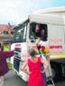 neumarkt - Der Mautflchtling aus Italien wurde mit Blumen in Neumarkt begrt. Foto: Perchthaler